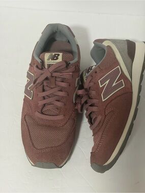 New Balance women Burgundy Suede Mesh Sneakers